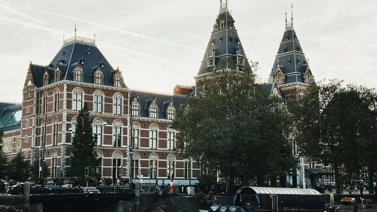Rijksmuseum fachada exterior con tulipanes Ámsterdam